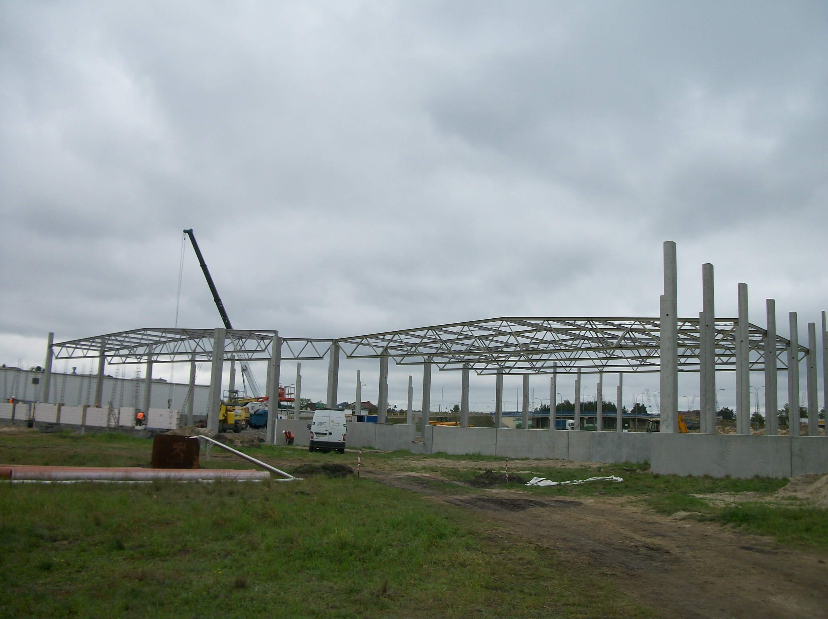 Projekt zakładu DOMAT (obecnie IMPERTADO POLAND) przy ul. Obwodowej w Białych Błotach koło Bydgoszczy. Montaż konstrukcji stalowej dachu (rozpiętość 32m i 36m)