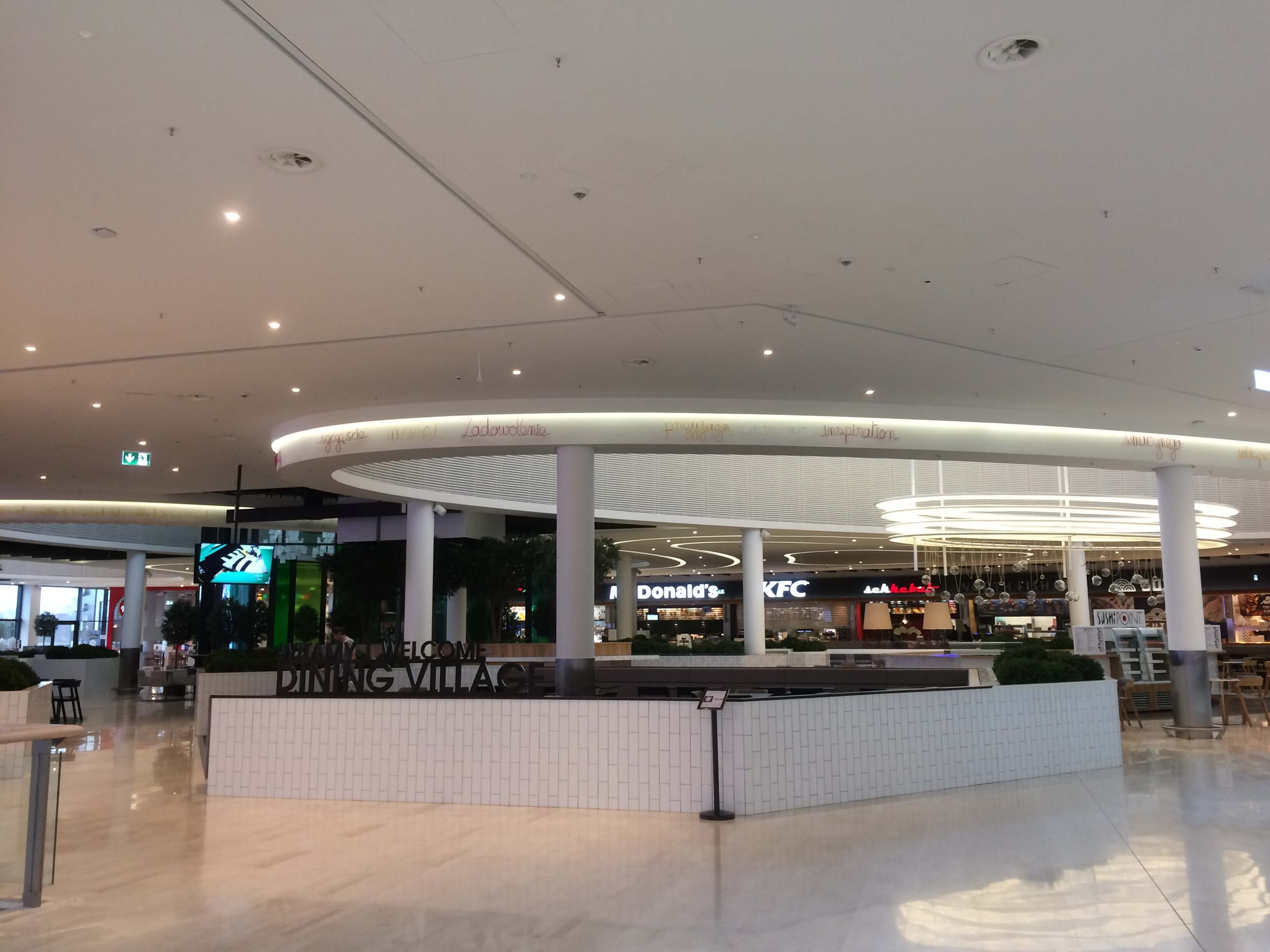 Projekt konstrukcji stalowych dla budowy Centrum Handlowego POSNANIA w Poznaniu przy ul. Pleszewskiej 1. Strefa food-court po pracach wykończeniowych